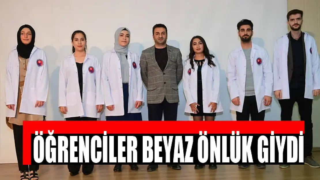 Öğrenciler beyaz önlük giydi