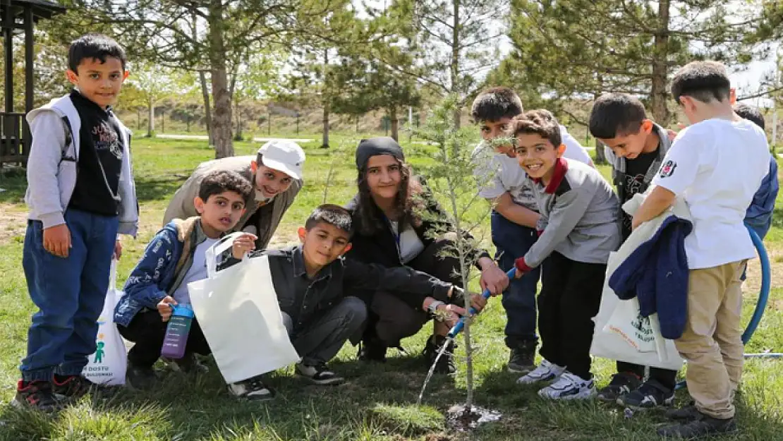 Öğrenciler fidan dikti