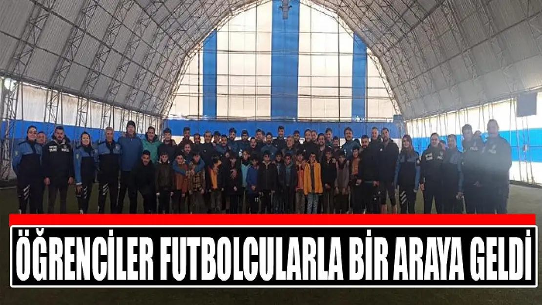 Öğrenciler futbolcularla bir araya geldi