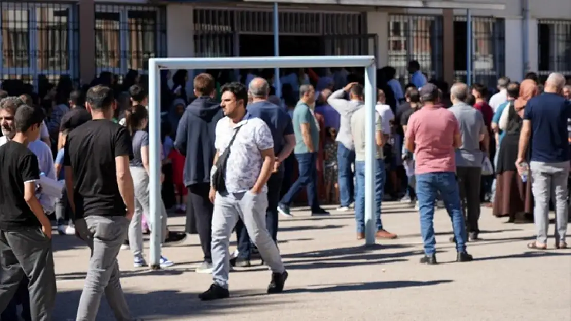 Öğrenciler sınavda veliler dışarıda ter döktü