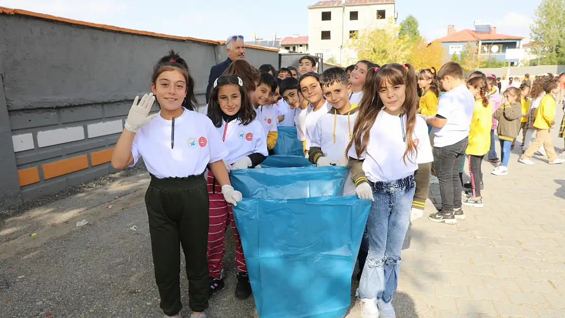 Öğrencilerden çevre temizliği