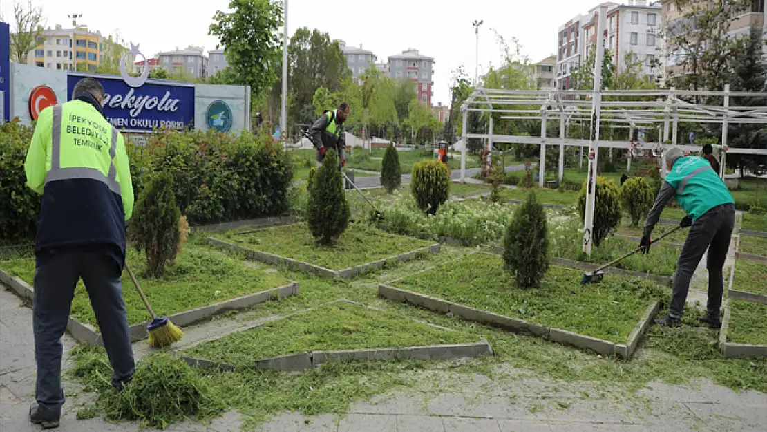 Öğretmen Okulu Parkı'nda çim budama çalışması