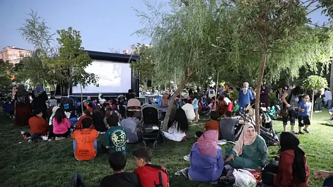 Öğretmen Okulu Parkında açık hava film gösterimi