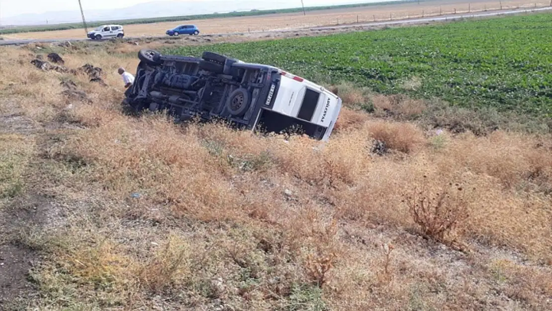 Öğretmenleri taşıyan servis şarampole devrildi 