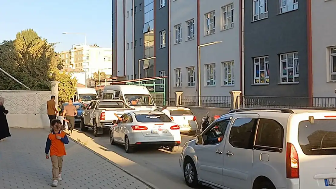 Okul yollarında trafik çilesi