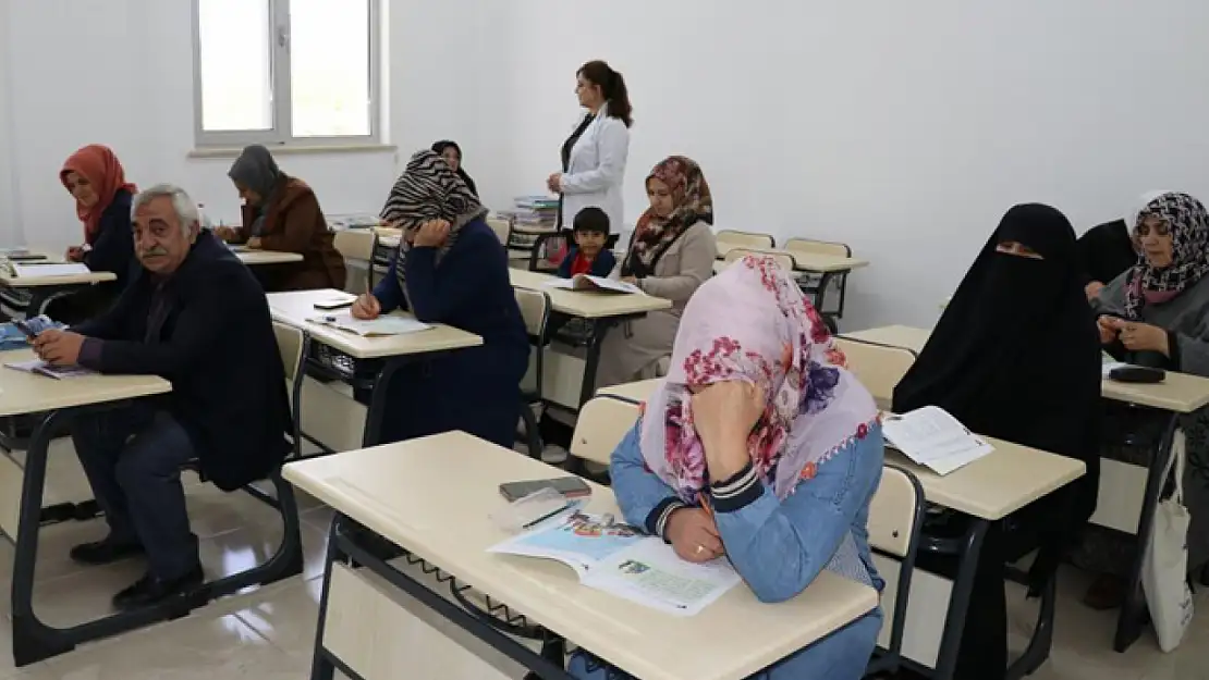 Okuma yazma kursları ile geleceğe güvenle bakıyorlar