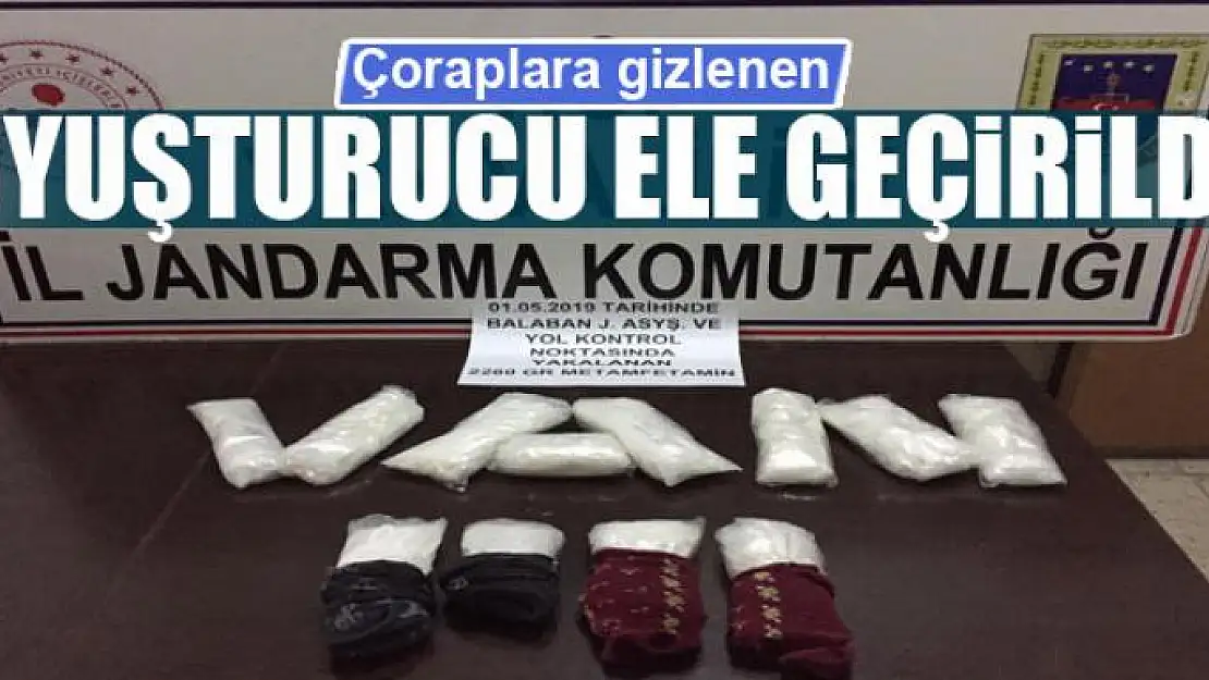 Otobüste yastık içerisinde çoraplara gizlenen uyuşturucu ele geçirildi