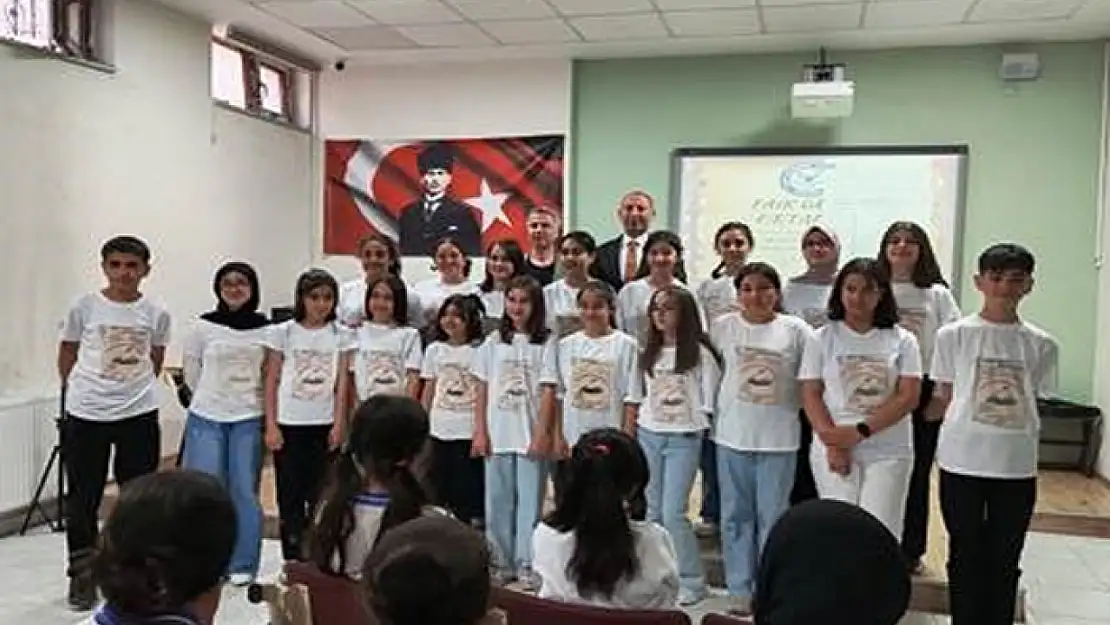 Ortaokul öğrencilerinden 'Kalpten kaleme, kalemden sahneye' şiir dinletisi