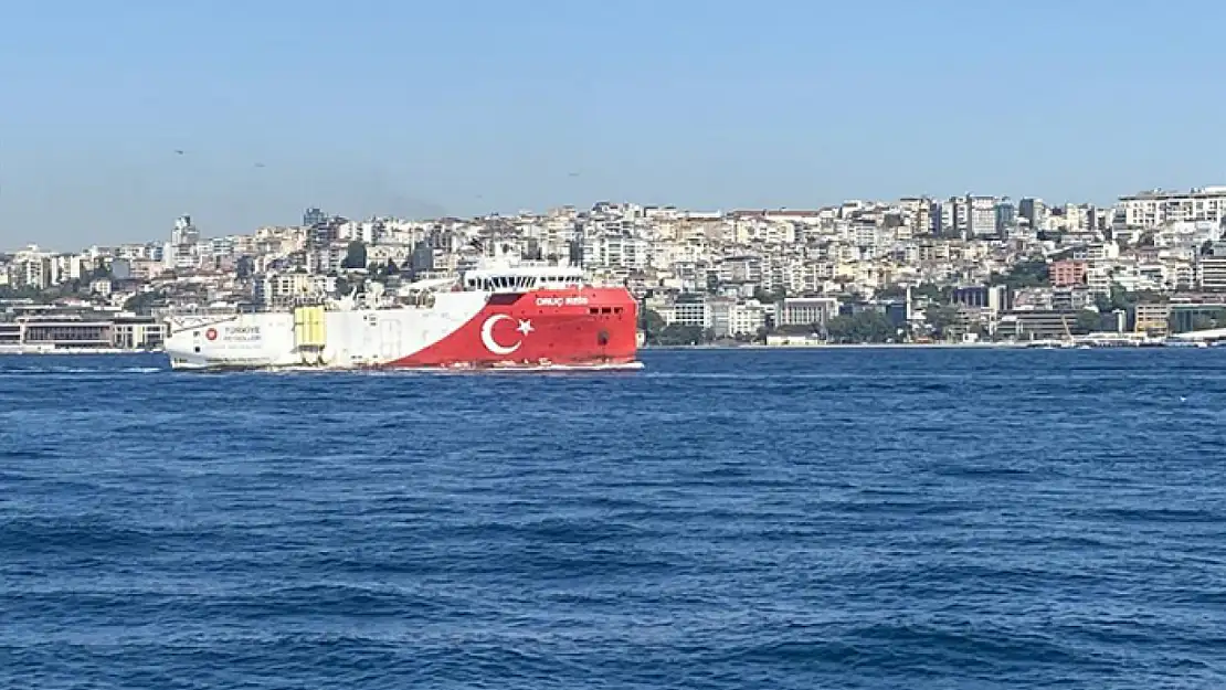 Oruç Reis Gemisi İstanbul Boğazı'ndan geçti