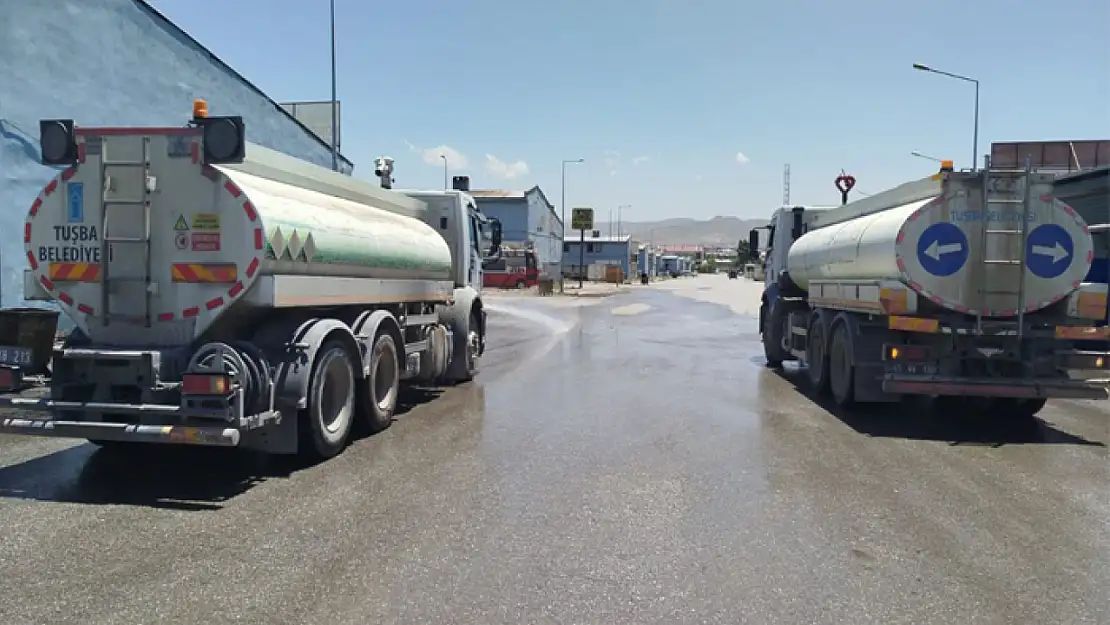 Oto Sanayi Sitesi'nde yol yıkama çalışmaları