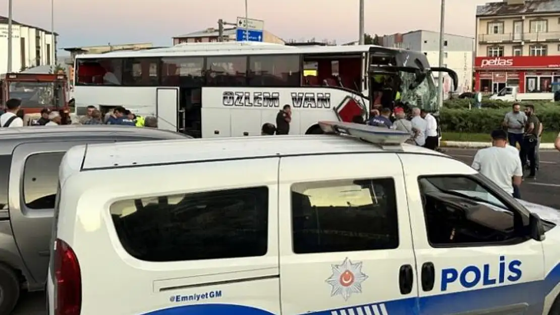 Otobüs ile traktör çarpıştı: 8 yaralı