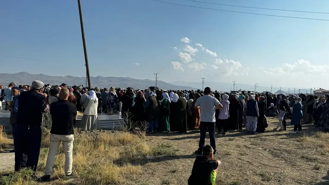 Otobüs kazasında hayatını kaybeden 5 kişi Ağrı'da toprağa verildi