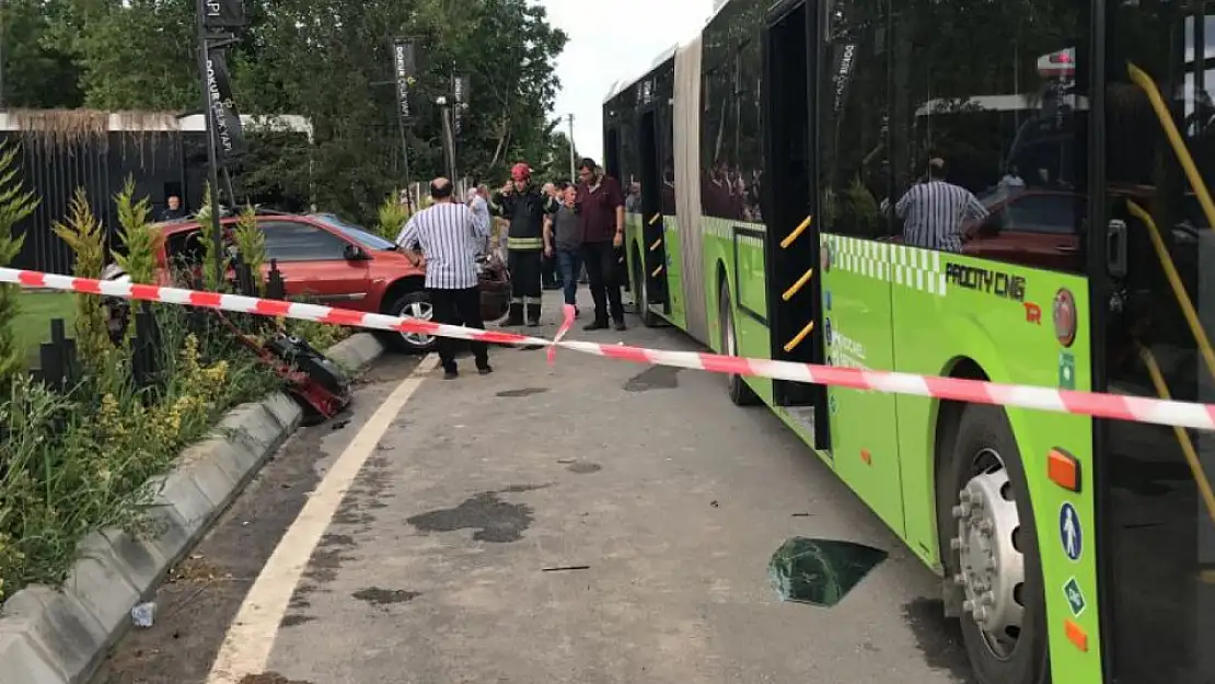 Otobüsle otomobil çapıştı 3 kişi hayatını kaybetti