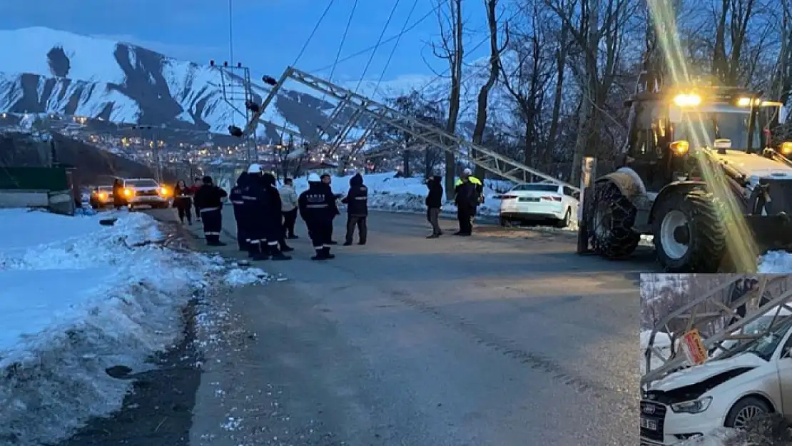 Otomobil elektrik direğine çarptı