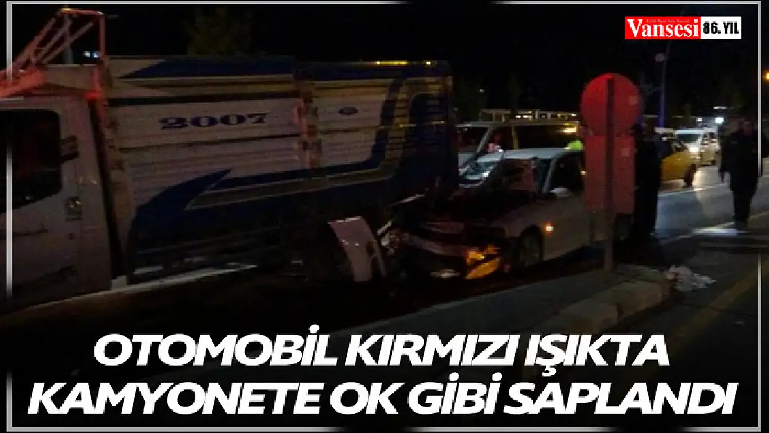 Otomobil kırmızı ışıkta kamyonete ok gibi saplandı