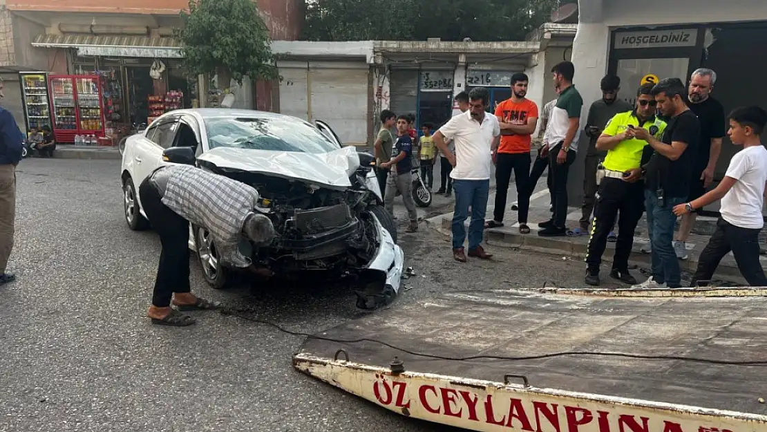 Otomobil önce motosiklete çarptı sonra iş yerine daldı