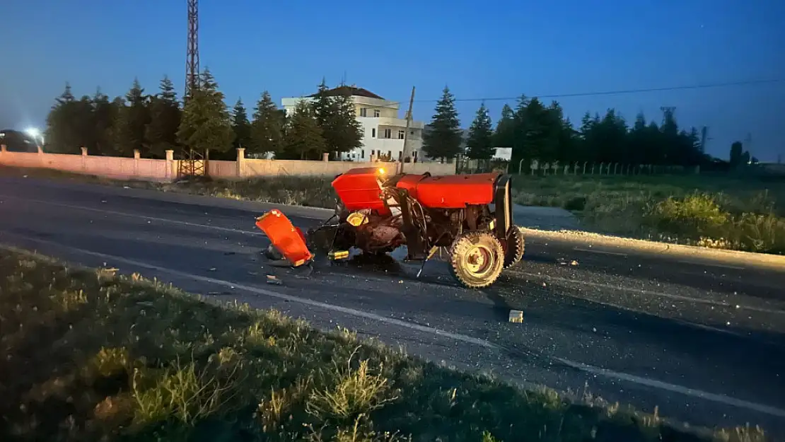 Otomobilin çarptığı traktör 3 parçaya bölündü, 2 kişi yaralandı