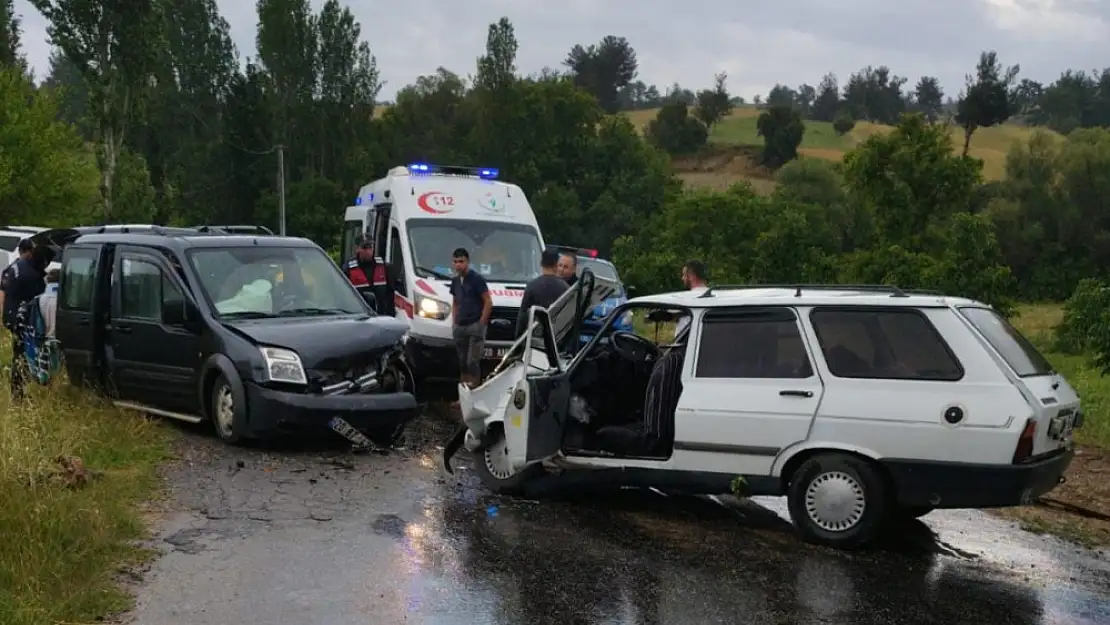 Otomobille hafif ticari araç kafa kafaya çarpıştı: 8 yaralı