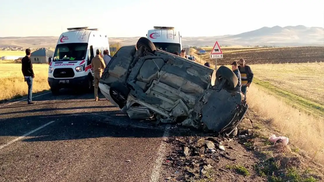 Otomobille tırın çarpıştığı feci kazada hayatını kaybetti