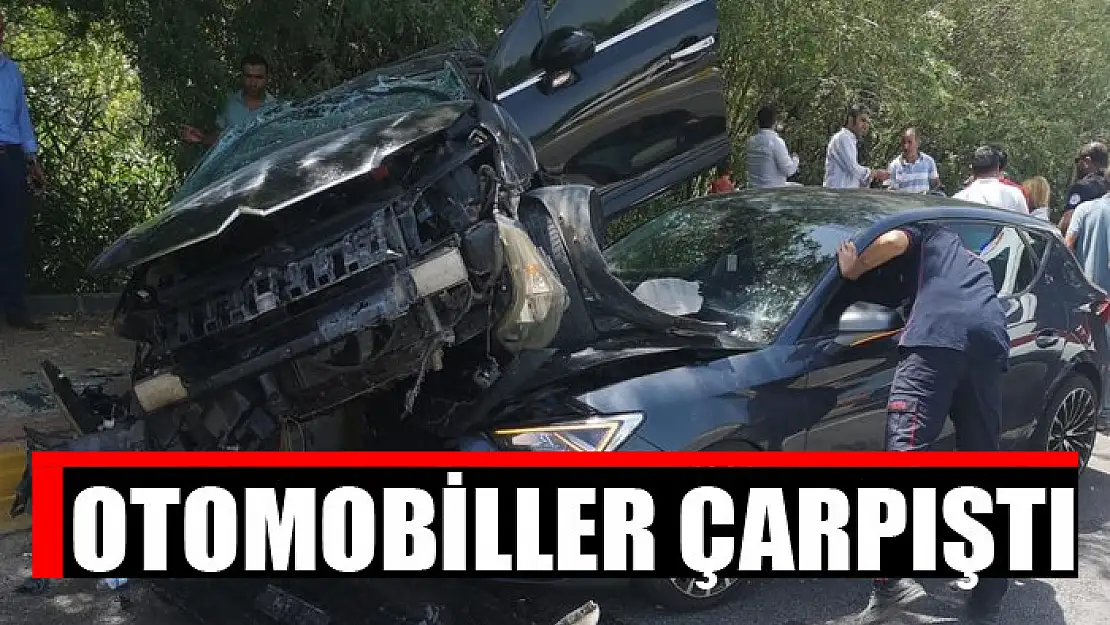 Otomobiller çarpıştı