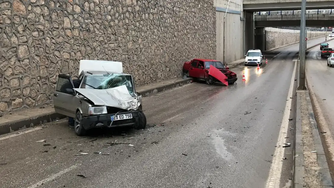 Otomobiller kafa kafaya çarpıştı: 4 yaralı