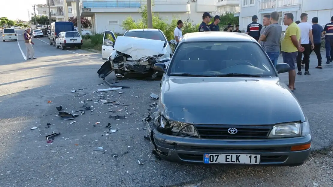 Otomobiller kafa kafaya çarpıştı: 8 yaralı