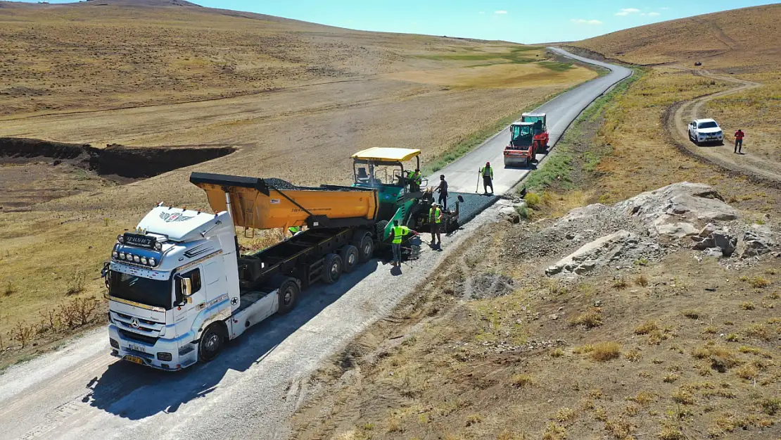 Özalp'ta asfalt çalışması