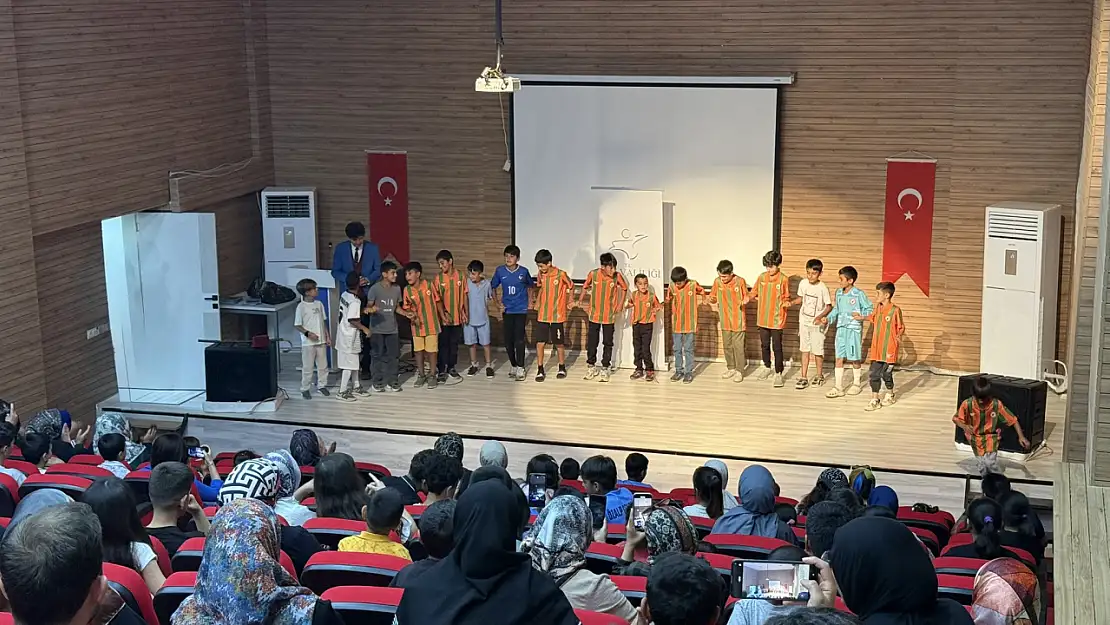 Özalp'ta meddah gösterisi vatandaşlardan ilgi gördü