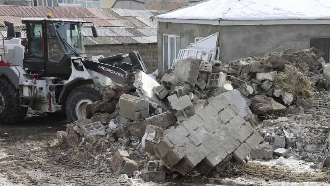 Özalp'ta metruk yapılar yıkılıyor