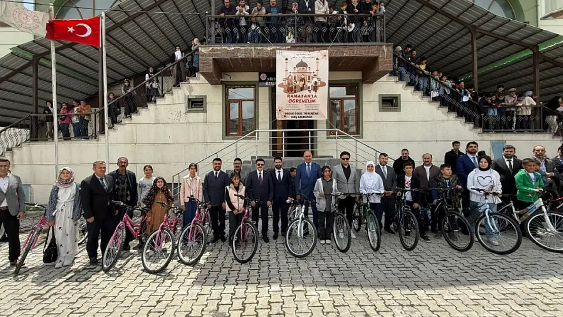 Özalp'ta ödül töreni düzenlendi