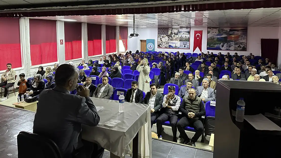 Özalp'ta 'Peygamberimiz ve Şahsiyet İnşası' konferansı düzenlendi