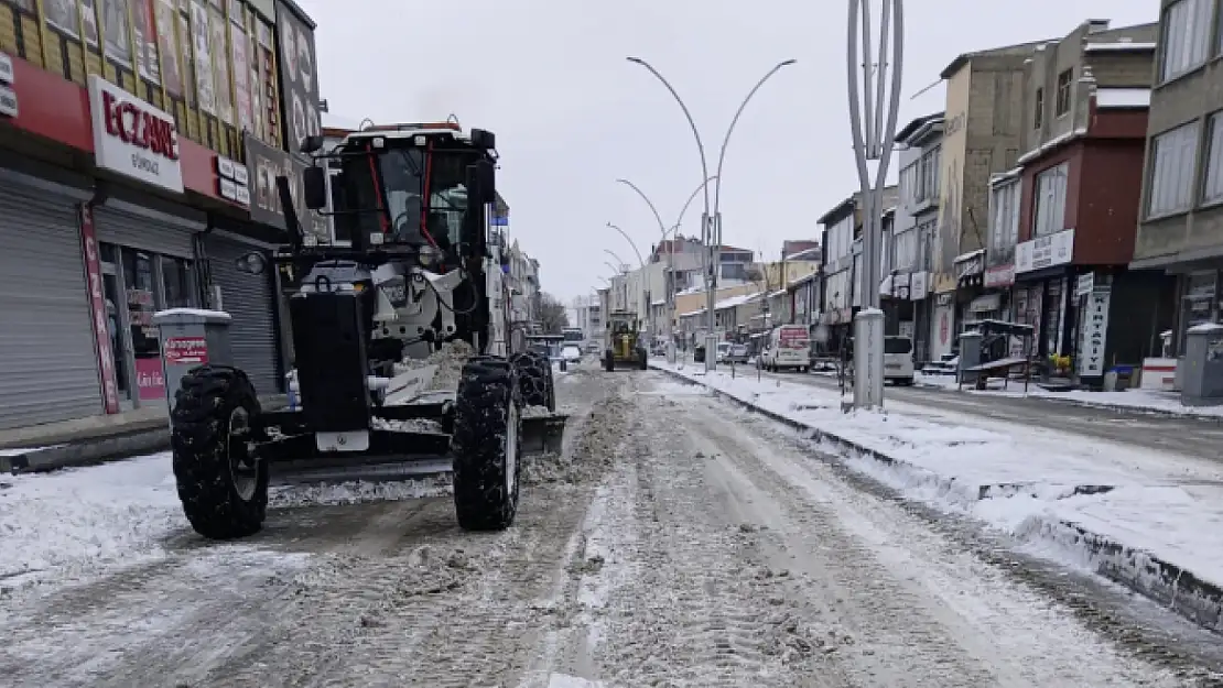 Özalp'ta tuzlama ve kar Temizleme çalışmaları yoğunlaştı