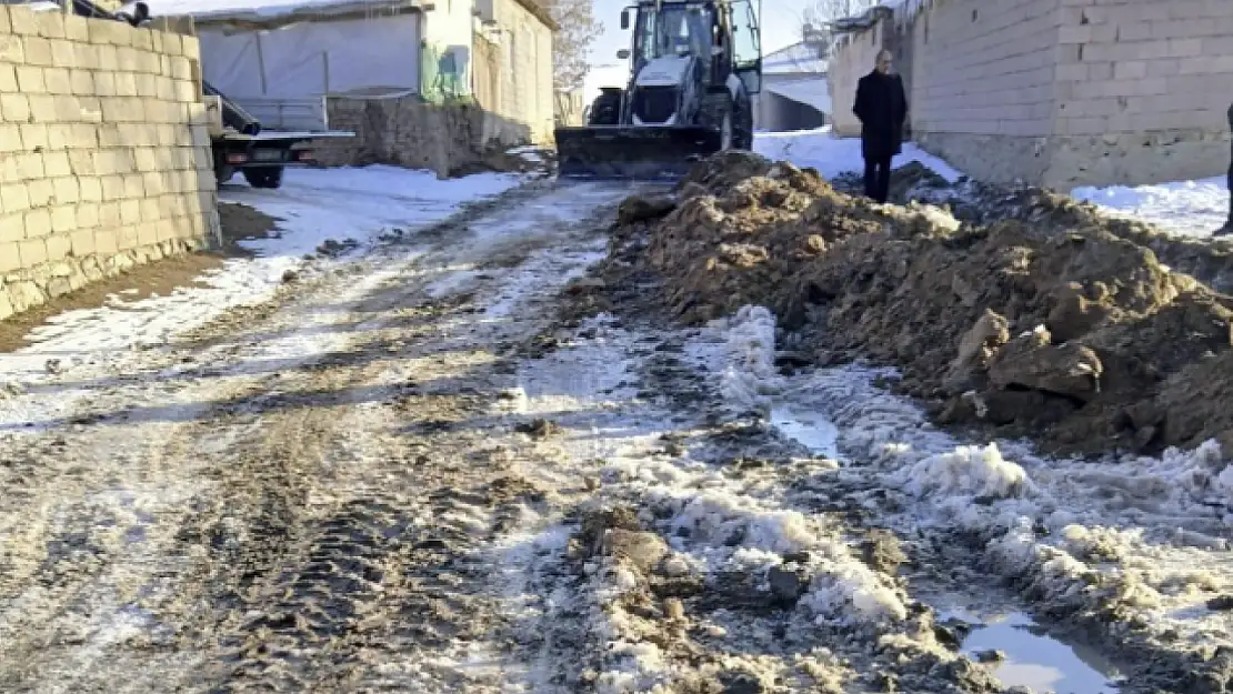 Özalp'ta yol çalışmaları sürüyor