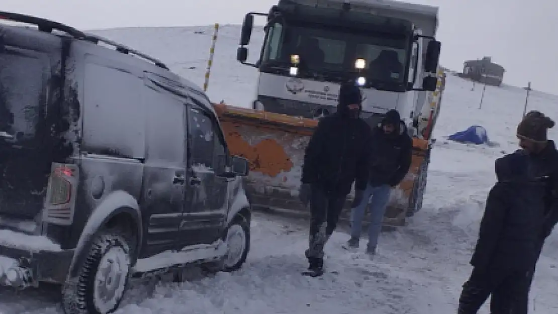 Özalp'te tipinin kapattığı yollar ulaşıma açıldı