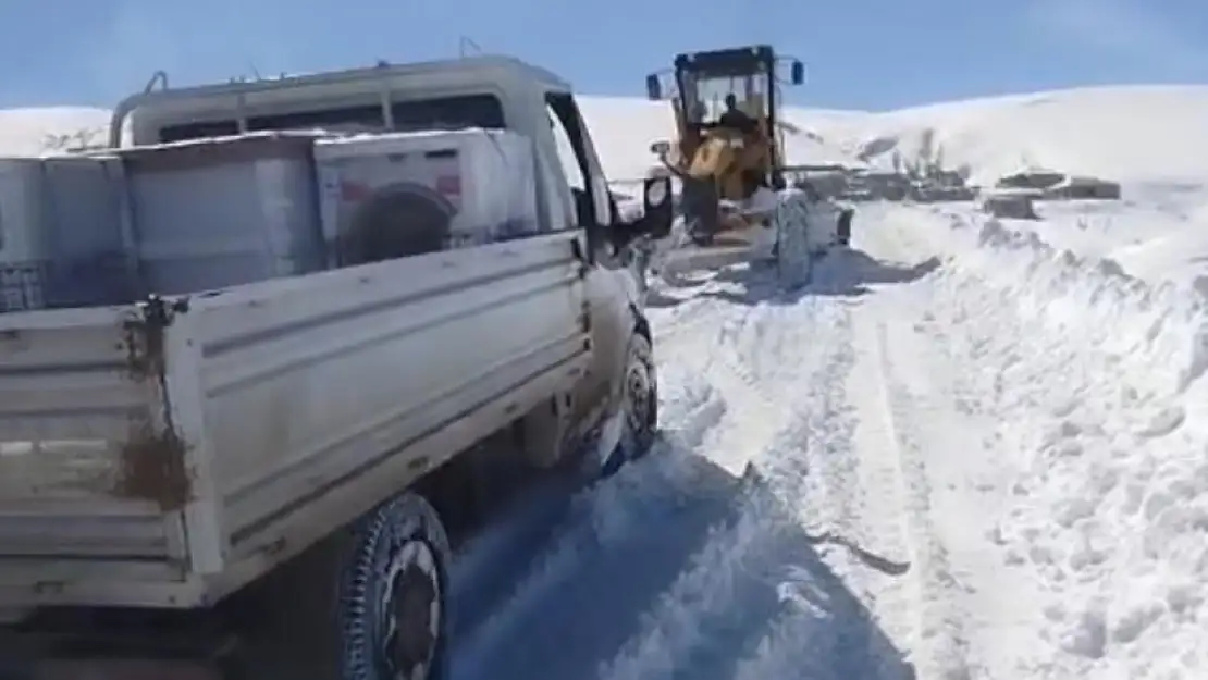 Özalp'te yolda mahsur kalanlar ekipler tarafından kurtarıldı