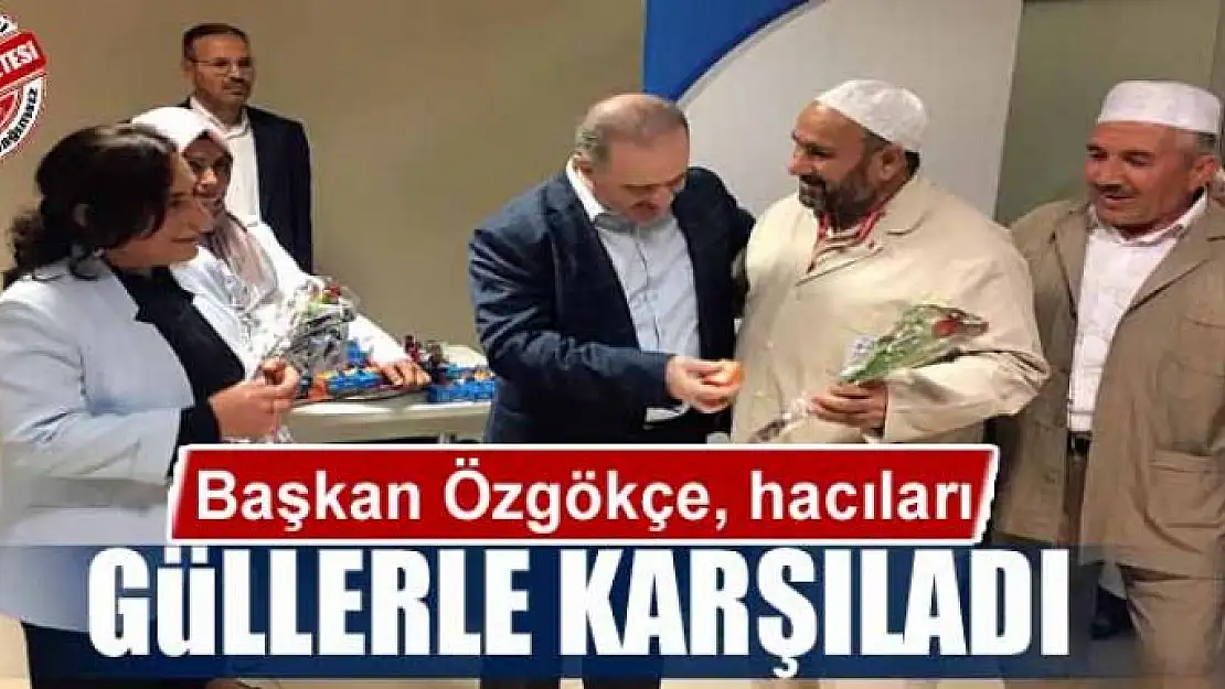 Başkan Özgökçe, hacıları güllerle karşıladı