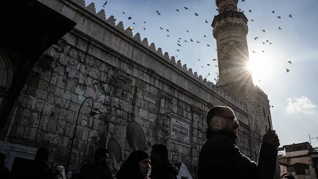 Özgür Suriye'de ilk cuma namazı Emevi Camii'nde kılındı