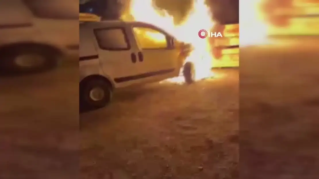 Park halindeki araç alev topuna döndü, geriye demir yığınları kaldı
