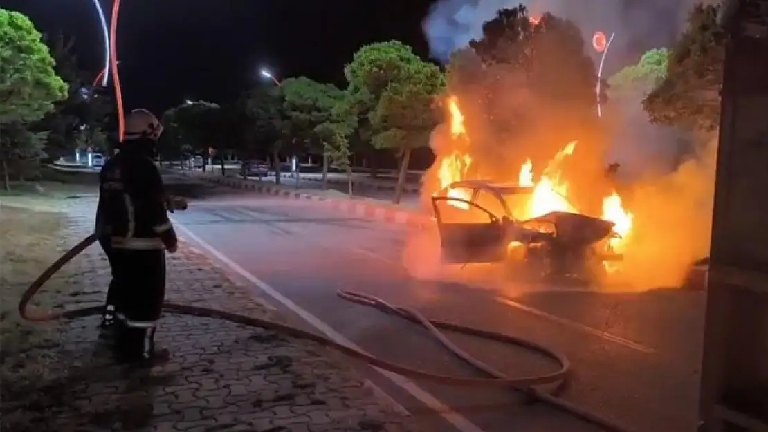 Park halindeki araca çarpan otomobil alev alev yandı