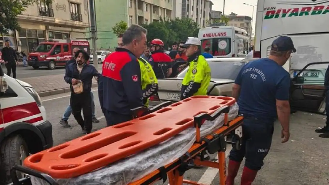 Park halindeki araca çarptı: 1'i ağır 4 yaralı