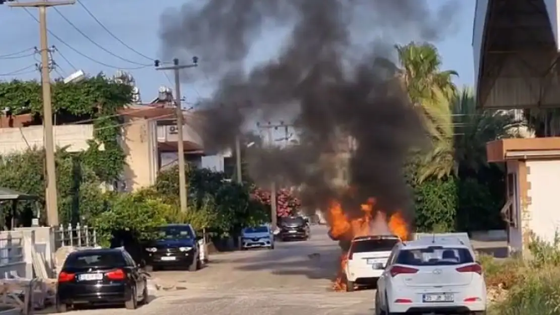 park halindeki otomobilin alev alev yandığı anlar kamerada