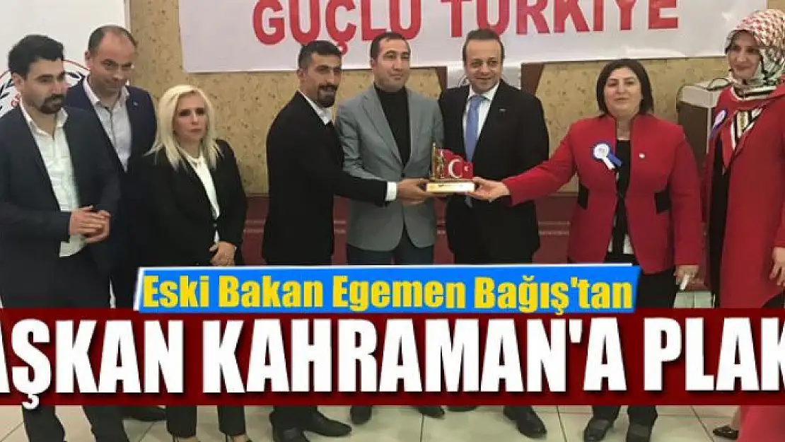 Eski Bakan Egemen Bağış'tan Başkan Kahraman'a plaket