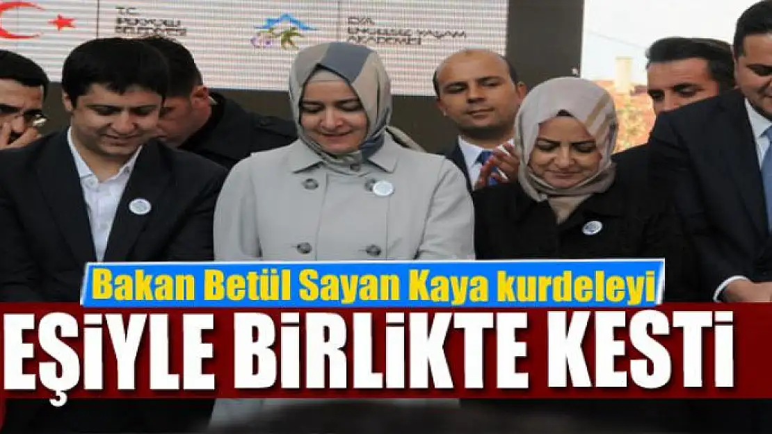 Bakan Kaya kurdeleyi eşiyle birlikte kesti