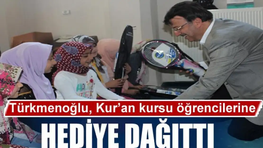 Başkan Türkmenoğlu, Kur'an kursu öğrencilerine hediye dağıttı