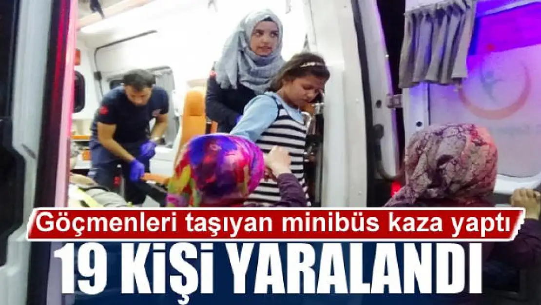 Göçmenleri taşıyan minibüs kaza yaptı: 19 yaralı