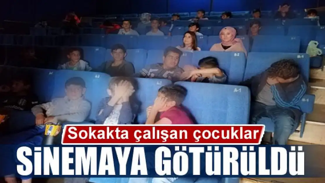 Sokakta çalışan çocuklar sinemaya götürüldü