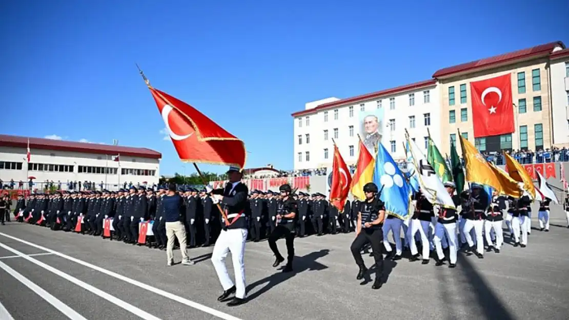 Polis adaylarının mezuniyet coşkusu
