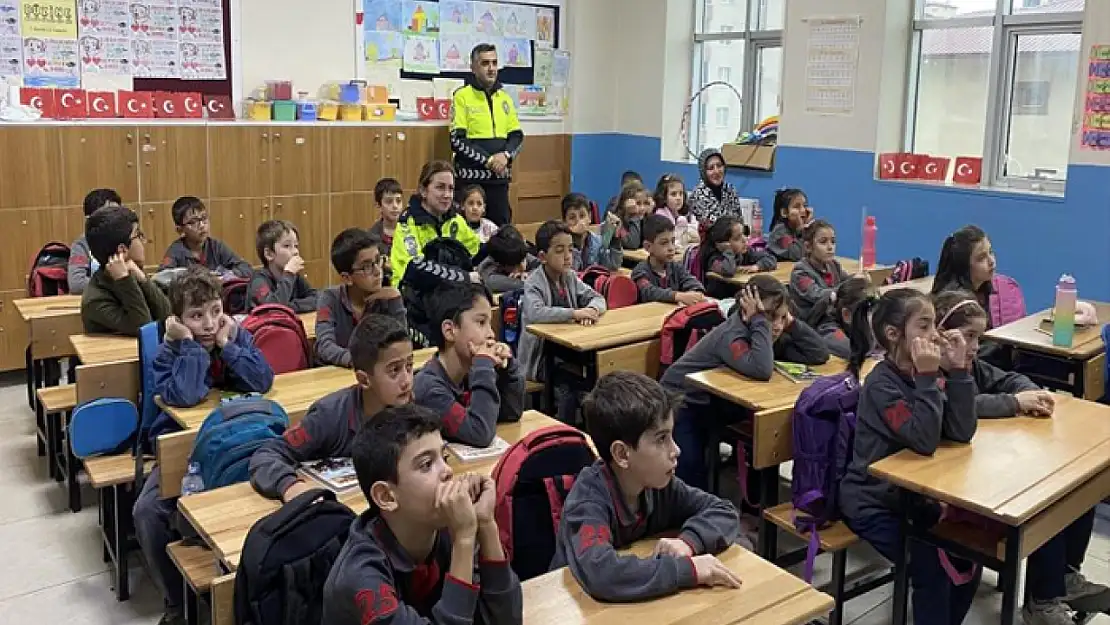 Polisten çocuklara trafik eğitimi