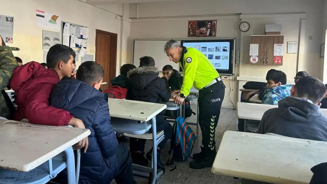Polisten öğrencilere bilgilendirme