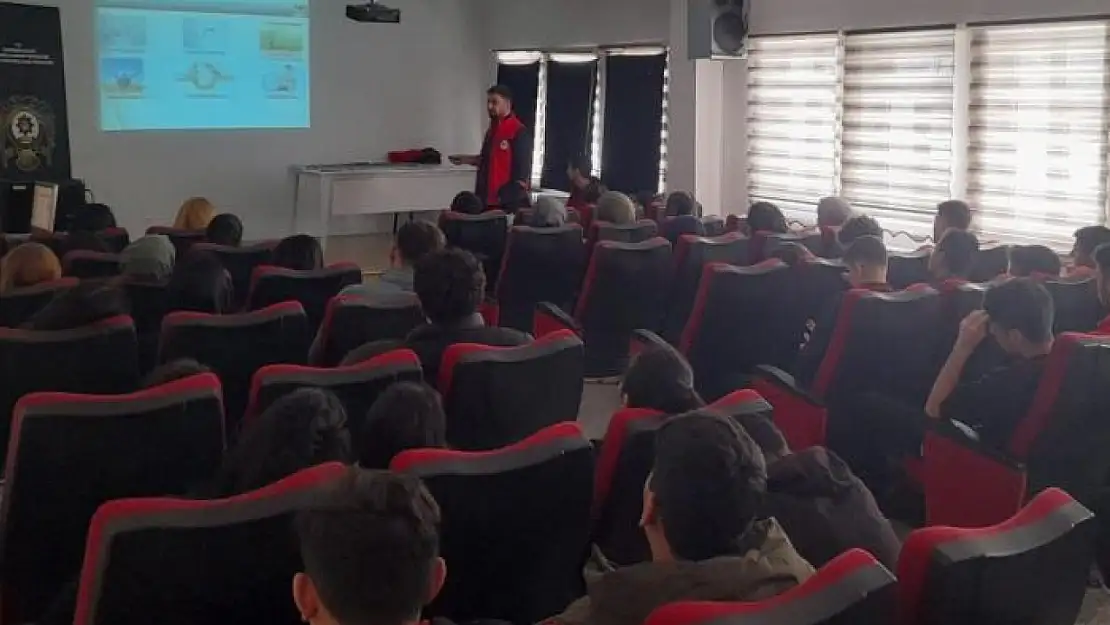 Polisten öğrencilere güvenli gelecek bilgilendirmesi